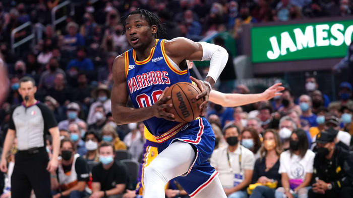 Golden State Warriors forward Jonathan Kuminga (00) drives to the hoop against the Los Angeles Lakers.